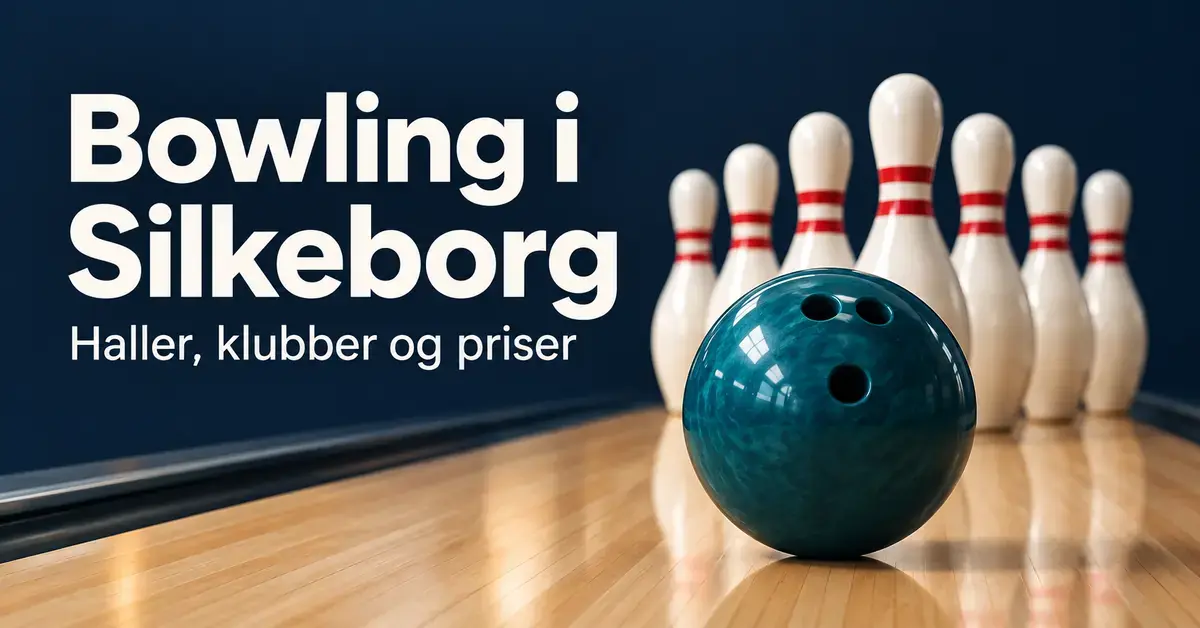 En turkis bowlingkugle og hvide kegler på en træbane med teksten »Bowling i Silkeborg – Haller, klubber og priser«.