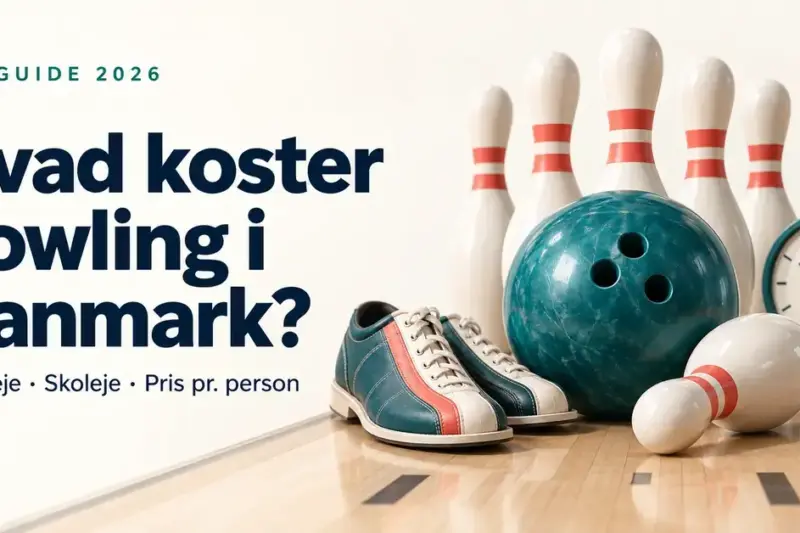 Grafik om bowlingpriser i Danmark i 2026 med bowlingkugle, kegler, bowlingsko og et ur samt teksten »Hvad koster bowling i Danmark?«.