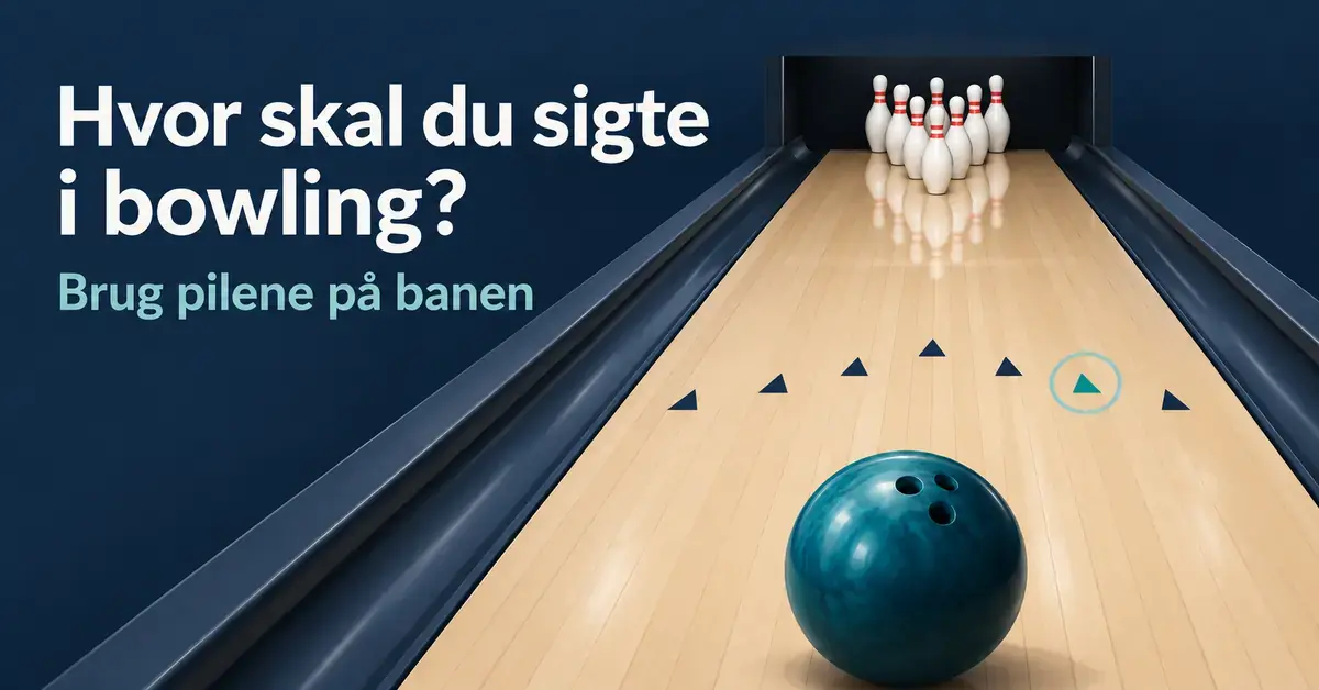 Illustration af en bowlingbane med syv sigtepile, hvor den anden pil fra højre er fremhævet, en blå bowlingkugle og teksten »Hvor skal du sigte i bowling? Brug pilene på banen«.