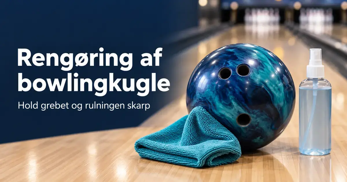 Blå bowlingkugle med en turkis mikrofiberklud og en sprayflaske på en bowlingbane samt teksten »Rengøring af bowlingkugle – Hold grebet og rulningen skarp«.